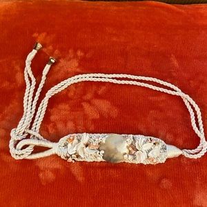 Vintage shell belt in an off white color.